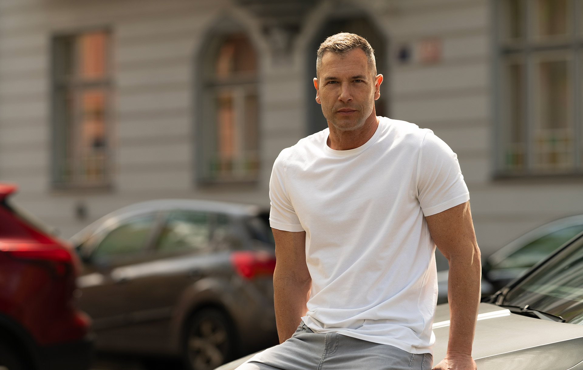 Michal Trnovec, realitní makléř, u rodinného domu